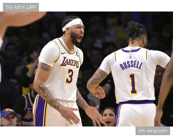 安东尼·戴维斯利用挡拆提升内线威胁显著拉开防守空间