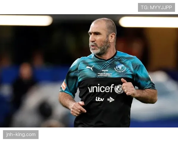 主导进攻的坎通纳前插直塞撕开中卫近期胜过传统9号